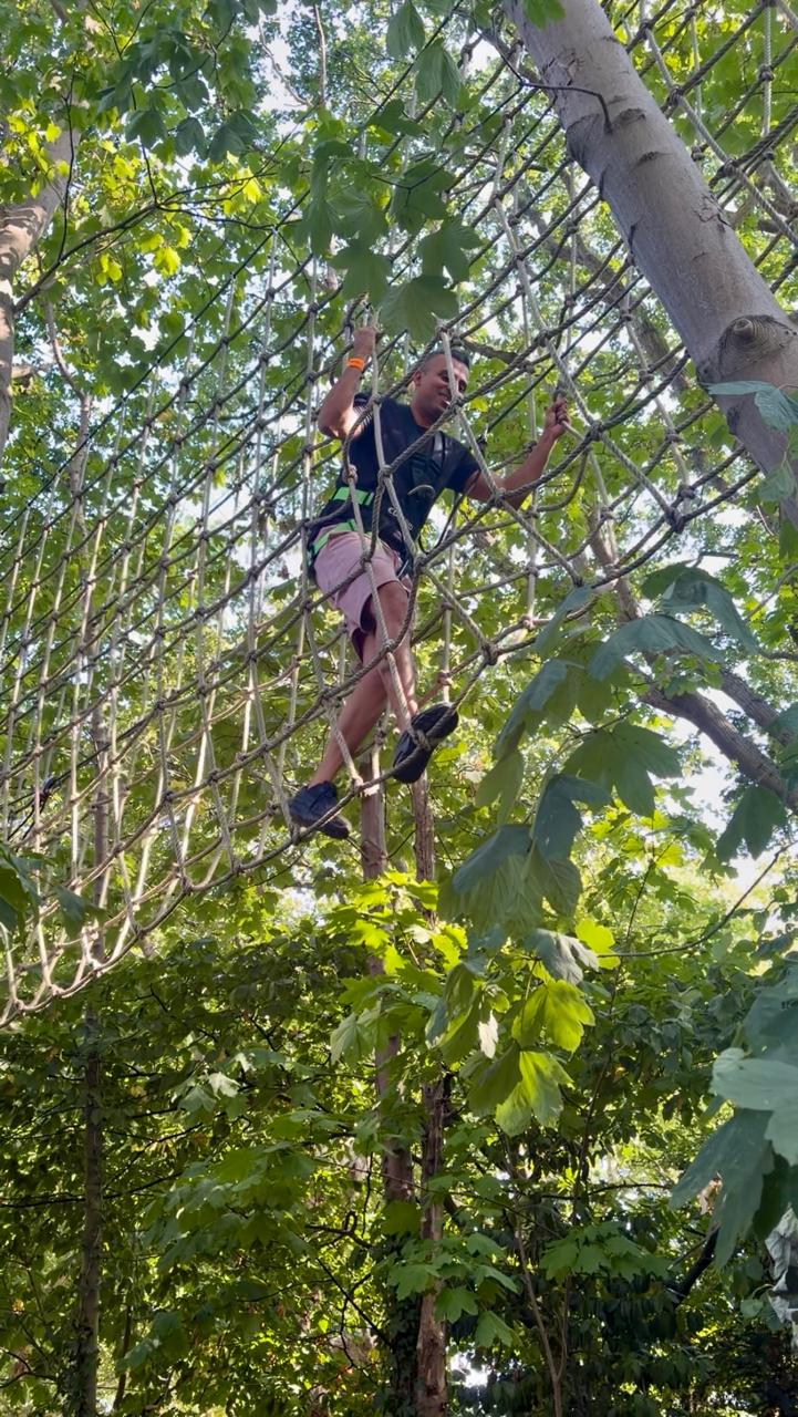 Climbing rope and mountain view illustrating the ascent of an AI project
